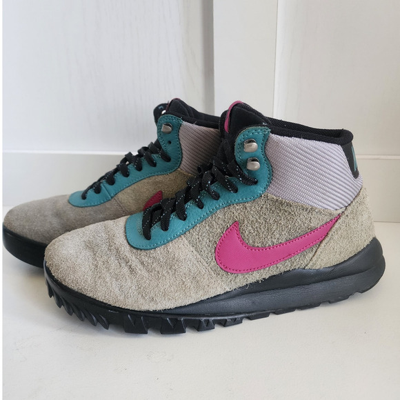 *Nike Hoodland Suede Hiking Boot Particle Grey Bright Magenta Men 9/ Women 10.5 - Picture 1 of 11